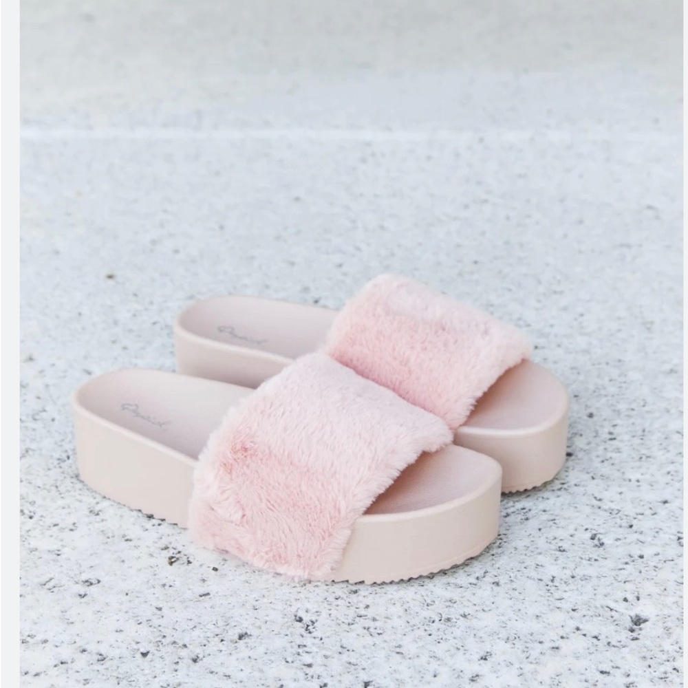 Feeling Good Faux Fur Platform Slide Sandals in Blush 7.5 NIB - Picture 3 of 5